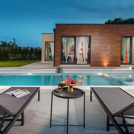 Alomarie By Villsy Villa *