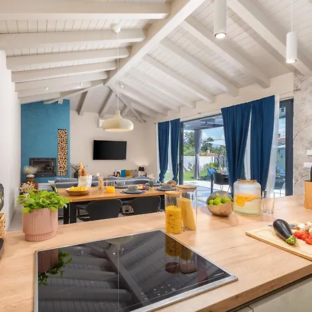 Alomarie By Villsy *