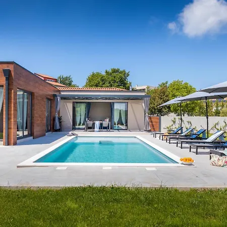 Alomarie By Villsy Villa *