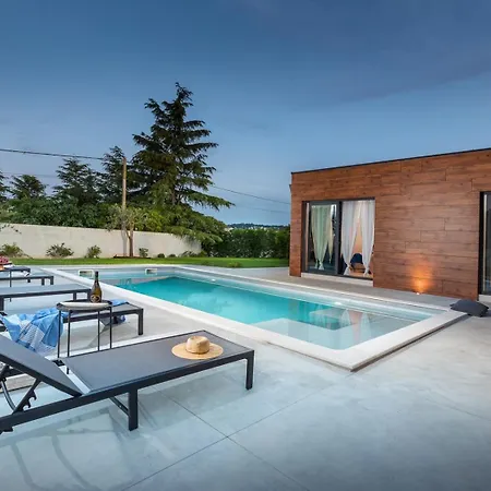 Alomarie By Villsy Villa *