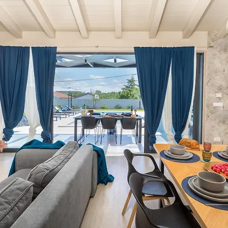 Alomarie By Villsy *