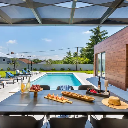 Alomarie By Villsy *